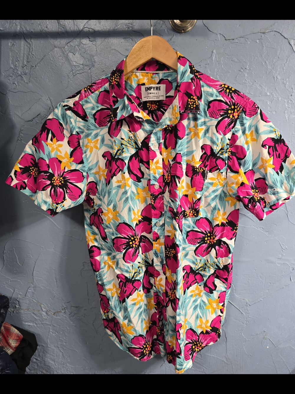 Empyre Men's Short-Sleeve Hawaiian Shirt in Magenta, Aqua and Yellow Sz Small